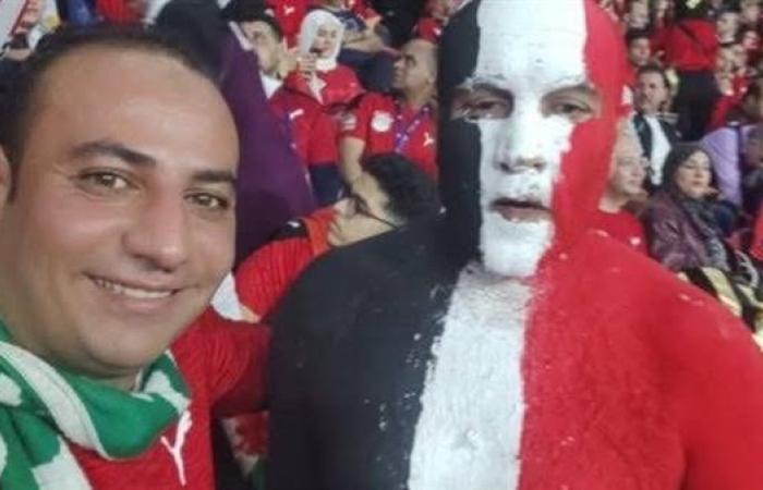وداعُا .. رحيل أول مُشجّع للنادي المصري ومنتخب مصر يُطلي جسمه بعلم بلاده