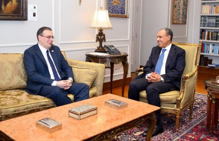 وزير الخارجية والهجرة يبحث مع رئيس الجهاز المركزي للتنظيم والإدارة سبل تعزيز التعاون في مجالي التدريب والإصلاح الإداري