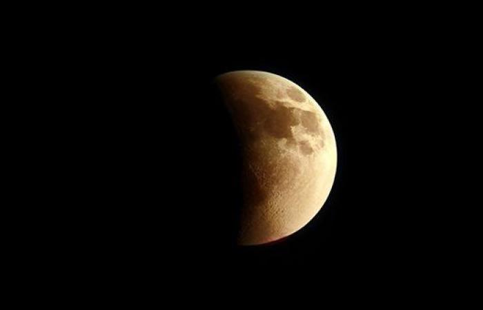 ترى بالعين المجردة.. ظاهرة خسوف القمر الكلي في سماء القاهرة (صور)