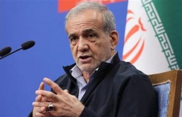 الرئيس الإيراني: الضربات العسكرية لن تمنعنا من إعادة بناء برنامجنا النووي