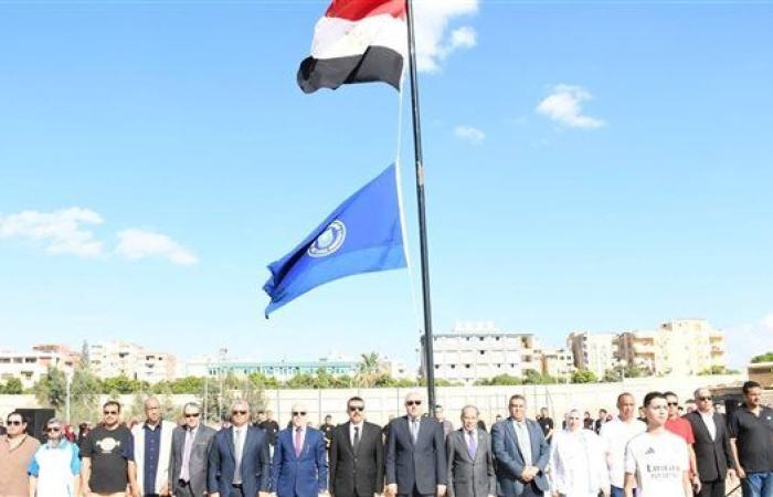 قيادات جامعة قناة السويس تشارك طلاب كلية علوم الرياضة مراسم تحية العلم