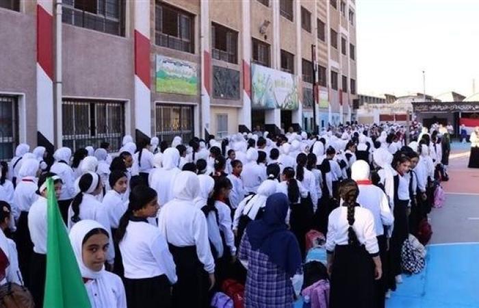 محافظ دمياط يشهد طابور الصباح وتحية العلم بمدرستي الإمام العادل وبنت الشاطىء