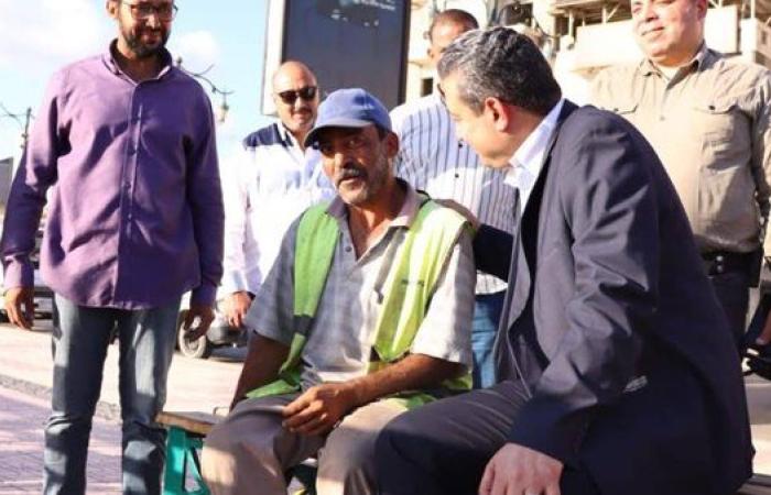 محافظ دمياط يصافح عامل نظافة في مبادرة يلا نجملها